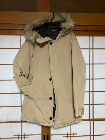 베이지 다운 자켓 퍼 포함