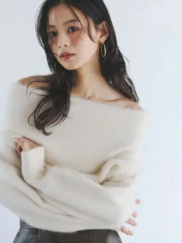 라쿤 폭스 오프숄더 니트 풀오버