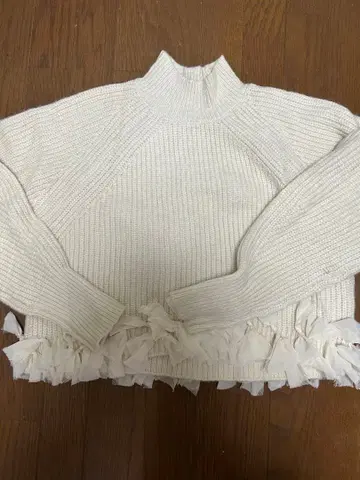프릴이 달린 화이트 니트 스웨터