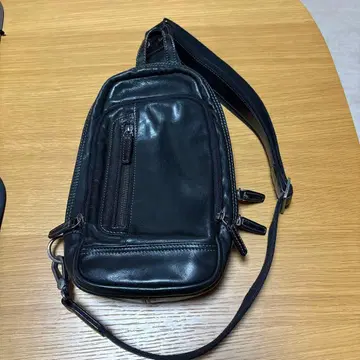 블랙 가죽 슬링 백