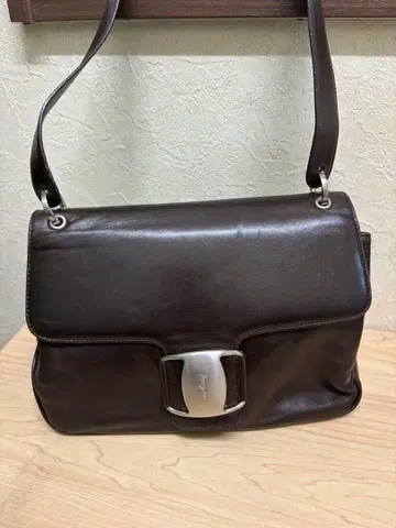 다크 브라운 가죽 숄더백