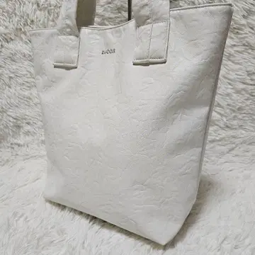 zucca 엠보싱 가죽 토트백 숄더 화이트