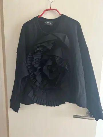 gomme 프릴 달린 블랙 맨투맨