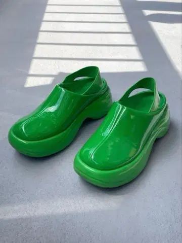 찰스앤키스 루니 페이턴트 백 스트랩 플랫 그린