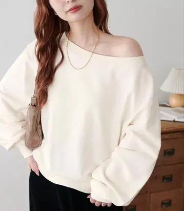 discoat 디스코트 깔끔한 원숄더 맨투맨