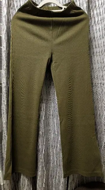 새상품 프라이오리티 카키 슬릿 캐주얼 팬츠