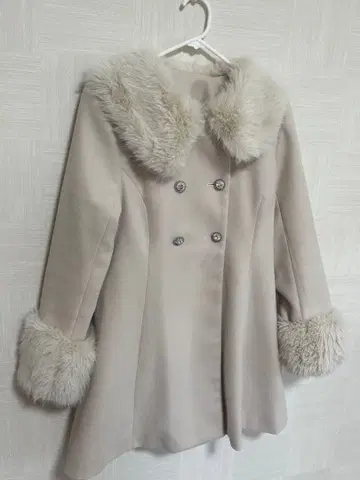 [ 6주년 기념 아이템 ] 인조 모피 비쥬 코트