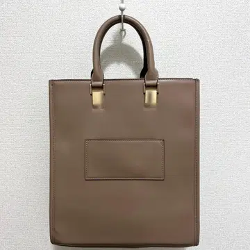 세련된 공연 관람 백 베이지