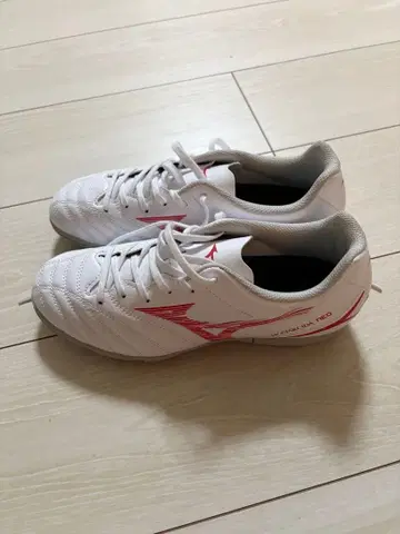 미즈노 축구 스파이크 화이트/레드 24cm