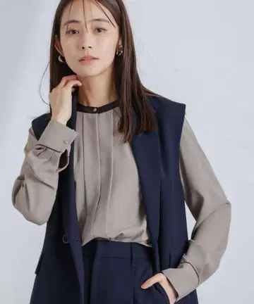 [새상품] 나노 유니버스 스탠드 바이컬러 조젯 턱 블라우스 S