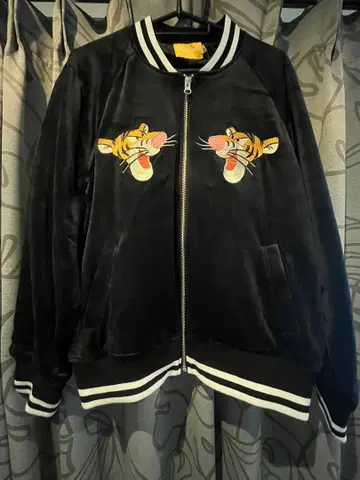 디즈니 티거 자수 벨로아 블랙 스카잔