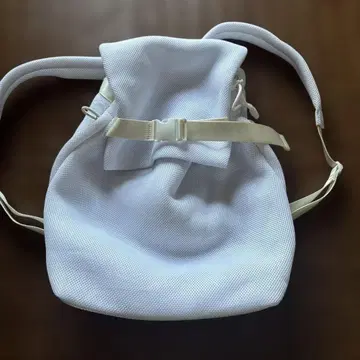 메쉬 소재 화이트 백팩