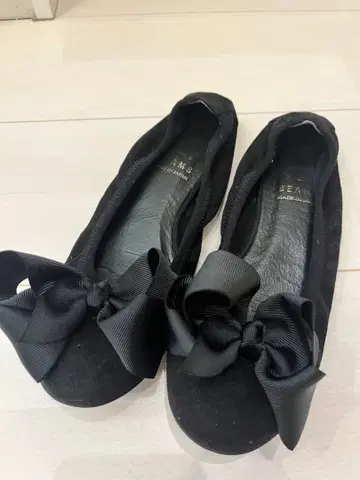 BEAMS 리본 포함 블랙 플랫슈즈