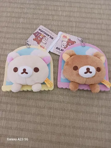 리락쿠마 체인이 달린 창문에서 빼꼼 봉제 인형