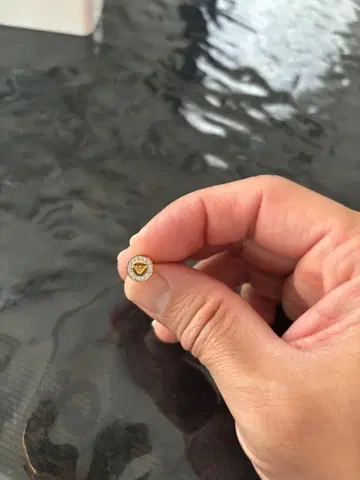 골드 로고 마루형 귀걸이 한쪽용