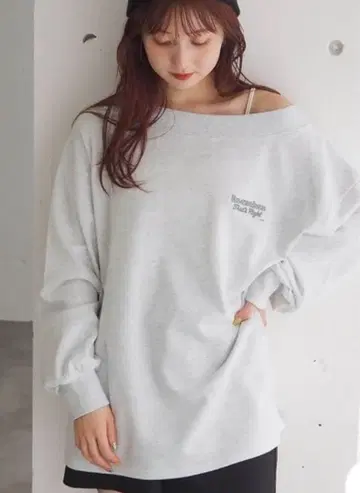 완판템 tiptop 쭈리 라메 로고 자수 오프숄더 풀오버