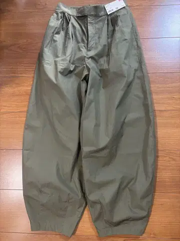 유니클로 코튼 벌룬 팬츠 55 사이즈 올리브 택 포함 새상품 UNIQLO