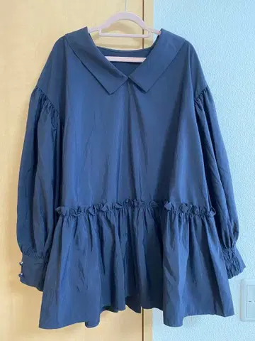 프릴 달린 네이비 긴팔 블라우스 F 사이즈