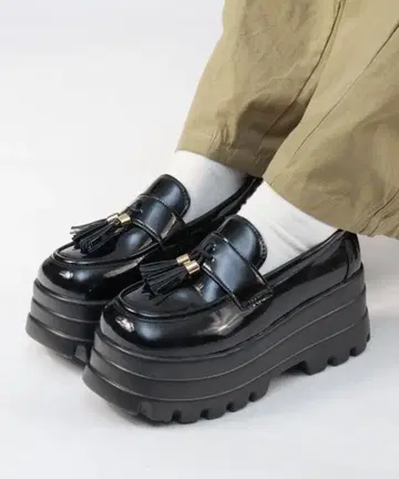 태슬 장식 통굽 로퍼 블랙