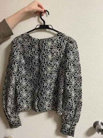 릴리 브라운 꽃무늬 자수 퍼프 슬리브 셔츠