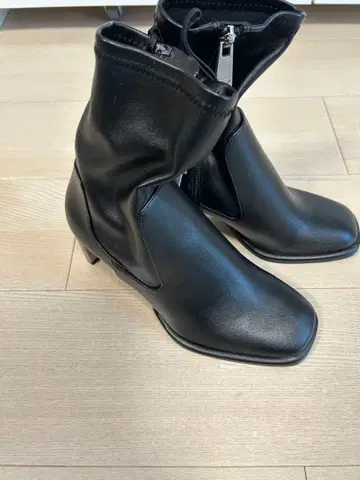 ZARA 메탈릭 힐 숏부츠 메탈 스퀘어토