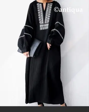 안티카 V넥 자수 원피스