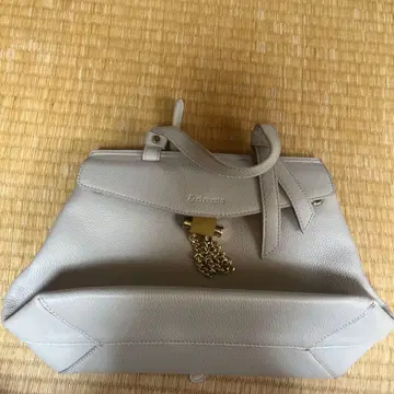 그레이 가죽 핸드백 금장 장식 포함