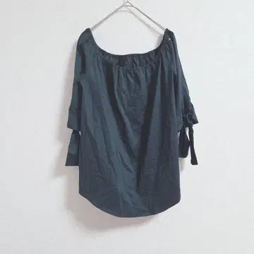 &.NOSTALGIA 오프숄더 블라우스 7부 소매 리본 포함 다크 그린