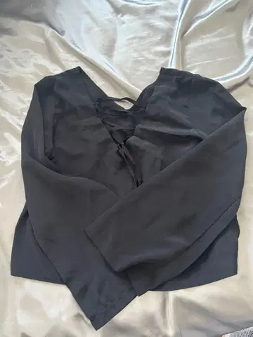 RESEXXY 레이스업 넥 긴팔 블라우스