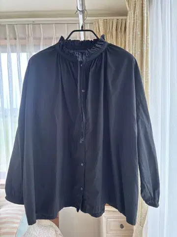 이치 프릴 장식 블랙 긴팔 셔츠