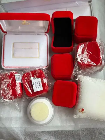 반지 케이스 9개, 목걸이 케이스 1개.