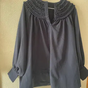 Fitmore 프릴 달린 옷깃 네이비 블라우스