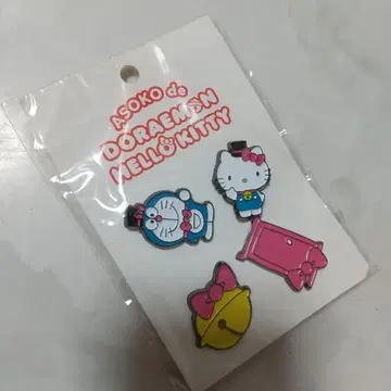 새상품 도라에몽 키티 ASOKO 핀 배지 헬로키티