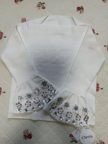 [택 포함 새상품] 레어 체스티 Chesty 화이트 플레어 슬리브 니트