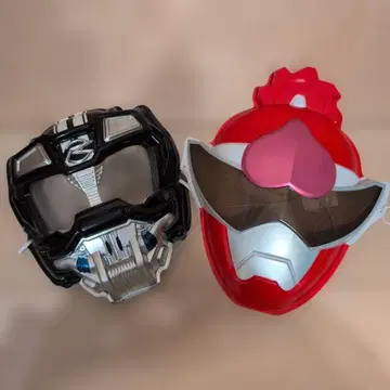 가면라이더 마스크 세트 블랙과 빨간색