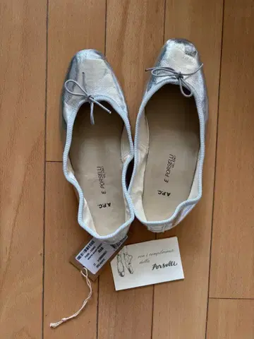 A.P.C. E. Porselli 실버 플랫슈즈 37