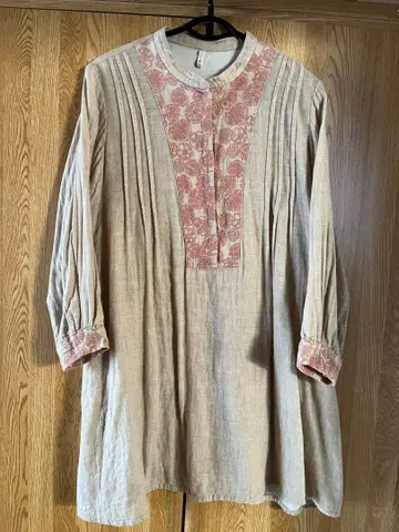베이지 꽃무늬 자수 7부 소매 튜닉