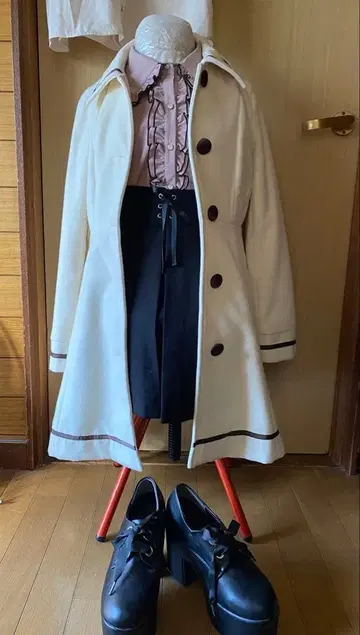 프릴 블라우스와 스커트 셋업