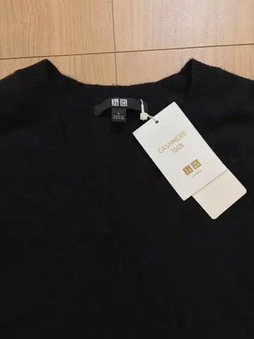 미사용 새상품 유니클로 캐시미어 100% 블랙 V넥 사이즈 L