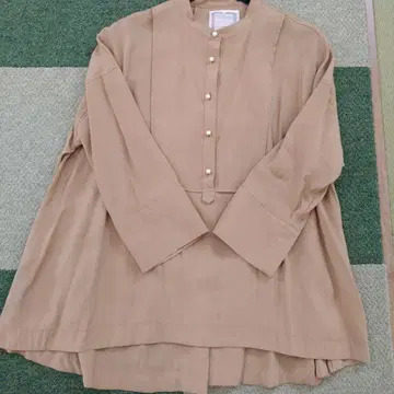 BEARDSLEY 비어즐리 베이지 7부 소매 펄 버튼 블라우스