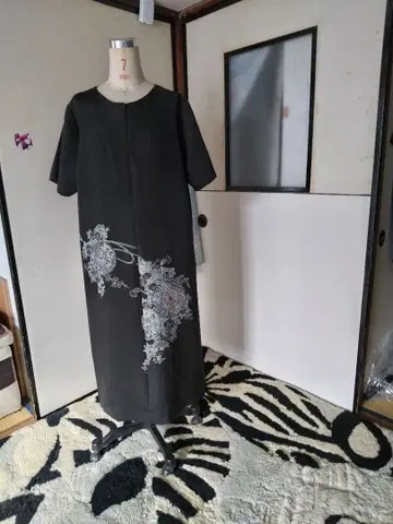 블랙 겉옷 그림 겉옷 꽃무늬 자수 반팔 A라인 원피스