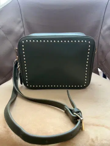 다크 그린 스터드 숄더백