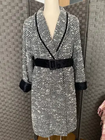 블랙 화이트 트위드 롱 코트 스팽글 포함