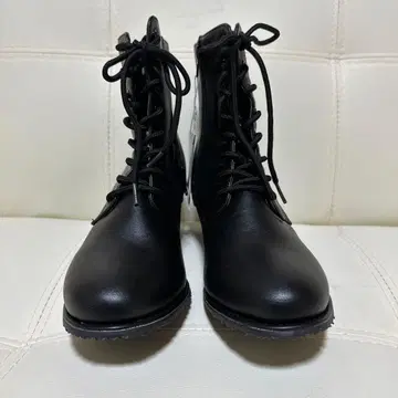 새상품 블랙 레이스업 중간 힐 부츠 LL