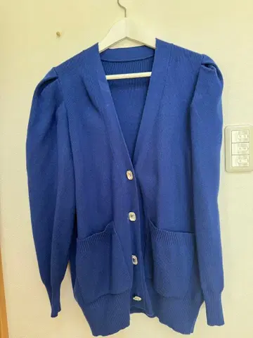 파란색 니트 가디건 긴팔 포켓 부착