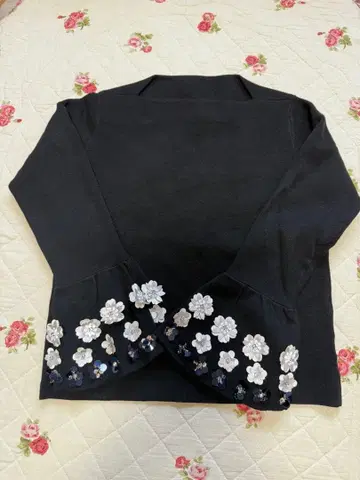 [새상품급] 레어 Chesty 화이트 블랙 꽃 자수 플레어 슬리브 니트