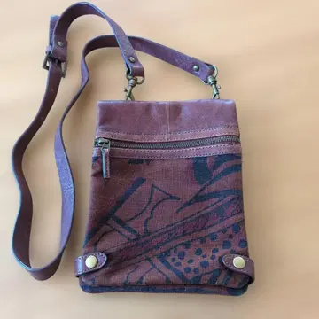 유즈드 가공 가죽과 에스닉 패턴 숄더백