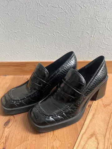 ZARA 블랙 크로커다일 패턴 로퍼 38