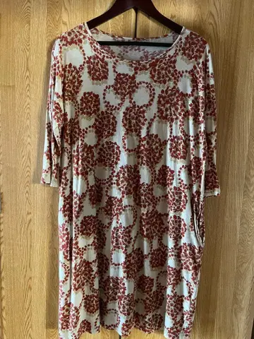 아이보리 빨간색 꽃무늬 7부 소매 원피스