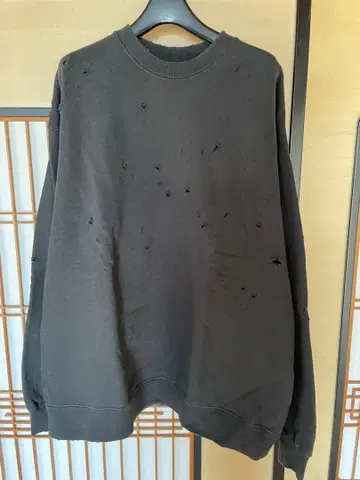 BEAMS 데미지 가공 블랙 크루넥 트레이닝복